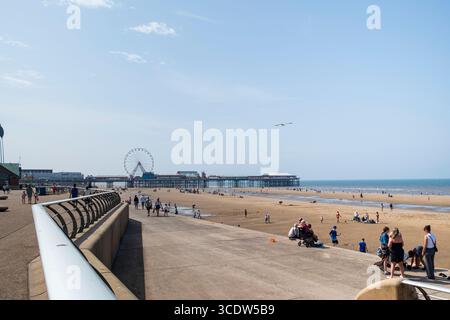 Promenade, plage et South Pier, Blackpool, Lancashire, Royaume-Uni par une chaude journée d'été. Banque D'Images