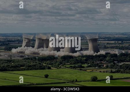 Les 8 tours de refroidissement restantes de la centrale électrique de Cottam sont démolies après le déclassement de la centrale par EDF Energy en 2019 à la centrale électrique de Cottam, Retford, Royaume-Uni, le 14 août 2025 (photo par Mark Cosgrove/News images) Banque D'Images