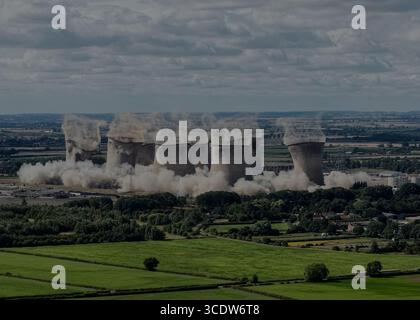 Les 8 tours de refroidissement restantes de la centrale électrique de Cottam sont démolies après le déclassement de la centrale par EDF Energy en 2019 à la centrale électrique de Cottam, Retford, Royaume-Uni, le 14 août 2025 (photo par Mark Cosgrove/News images) Banque D'Images