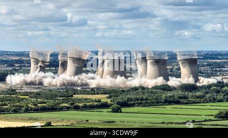 Les 8 tours de refroidissement restantes de la centrale électrique de Cottam sont démolies après le déclassement de la centrale par EDF Energy en 2019 à la centrale électrique de Cottam, Retford, Royaume-Uni, le 14 août 2025 (photo par Alfie Cosgrove/News images) Banque D'Images