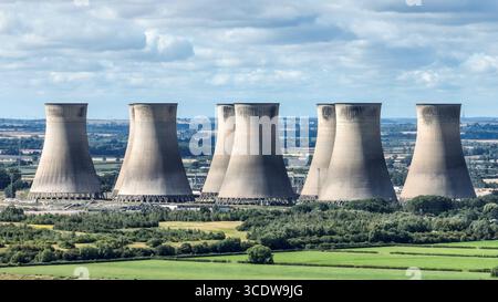 Les 8 tours de refroidissement restantes de la centrale électrique de Cottam sont démolies après le déclassement de la centrale par EDF Energy en 2019 à la centrale électrique de Cottam, Retford, Royaume-Uni, le 14 août 2025 (photo par Alfie Cosgrove/News images) Banque D'Images