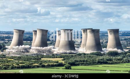 Les 8 tours de refroidissement restantes de la centrale électrique de Cottam sont démolies après le déclassement de la centrale par EDF Energy en 2019 à la centrale électrique de Cottam, Retford, Royaume-Uni, le 14 août 2025 (photo par Alfie Cosgrove/News images) Banque D'Images