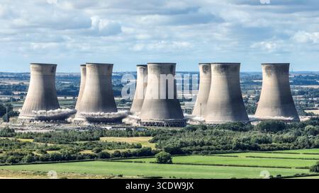 Les 8 tours de refroidissement restantes de la centrale électrique de Cottam sont démolies après le déclassement de la centrale par EDF Energy en 2019 à la centrale électrique de Cottam, Retford, Royaume-Uni, le 14 août 2025 (photo par Alfie Cosgrove/News images) Banque D'Images