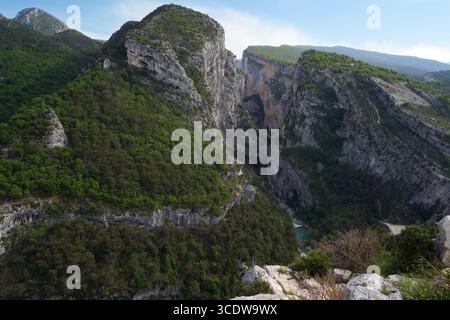 Vue plongeante sur le Verdon dans les Gorges du Verdon, un canyon, dans le sud de la France Banque D'Images