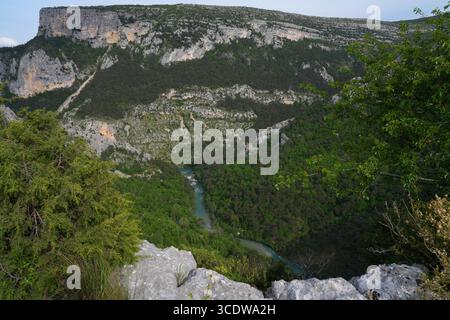 Vue plongeante sur le Verdon dans les Gorges du Verdon, un canyon, dans le sud de la France Banque D'Images