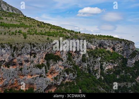 Vue plongeante sur le Verdon dans les Gorges du Verdon, un canyon, dans le sud de la France Banque D'Images