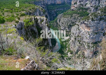 Vue plongeante sur le Verdon dans les Gorges du Verdon, un canyon, dans le sud de la France Banque D'Images