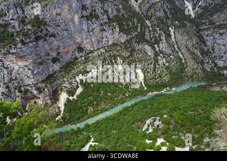 Vue plongeante sur le Verdon dans les Gorges du Verdon, un canyon, dans le sud de la France Banque D'Images
