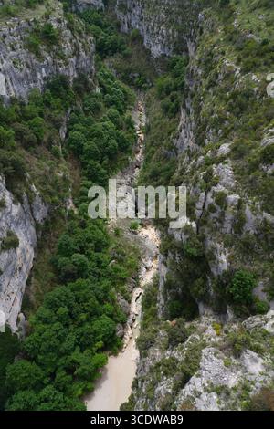 Vue plongeante sur le Verdon dans les Gorges du Verdon, un canyon, dans le sud de la France Banque D'Images