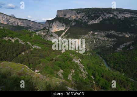 Vue plongeante sur le Verdon dans les Gorges du Verdon, un canyon, dans le sud de la France Banque D'Images