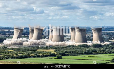 Retford, Royaume-Uni. 14 août 2025. Les 8 tours de refroidissement restantes de la centrale électrique de Cottam sont démolies après le déclassement de la centrale par EDF Energy en 2019 à la centrale électrique de Cottam, Retford, Royaume-Uni, le 14 août 2025 (photo par Alfie Cosgrove/News images) à Retford, Royaume-Uni, le 14/08/2025. (Photo par Alfie Cosgrove/News images/SIPA USA) crédit : SIPA USA/Alamy Live News Banque D'Images