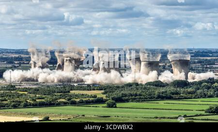 Retford, Royaume-Uni. 14 août 2025. Les 8 tours de refroidissement restantes de la centrale électrique de Cottam sont démolies après le déclassement de la centrale par EDF Energy en 2019 à la centrale électrique de Cottam, Retford, Royaume-Uni, le 14 août 2025 (photo par Alfie Cosgrove/News images) à Retford, Royaume-Uni, le 14/08/2025. (Photo par Alfie Cosgrove/News images/SIPA USA) crédit : SIPA USA/Alamy Live News Banque D'Images