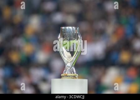 Udine, Italie. 13 août 2025. Trophée vu lors de la Super Coupe de l'UEFA 2025 entre le Paris Saint-Germain et Tottenham Hotspur au Stadio Friuli à Udine. Crédit : Gonzales photo/Alamy Live News Banque D'Images
