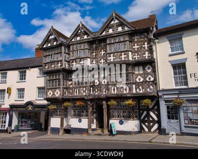 Ludlow, Royaume-Uni - 09 août 2025 : façade en bois de The Feathers, pub et hôtel du 17e siècle sur Ludlow High Street, Shropshire, Angleterre, tourné lors d'un brillant après-midi d'été. Banque D'Images