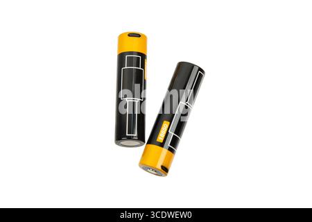 Deux batteries lithium-ion rechargeables jaune et noire 18650, isolées sur blanc. Banque D'Images
