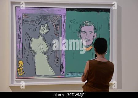 Chemnitz - Ausstellung : Edvard Munch. Angst in den Kunstsammlungen 0708-2025/Chemnitz/ Die emotionale Welt des norwegischen Ausnahmekünstlers Edvard Munch ist vom 10. Août bis 2. Novembre 2025 in den Kunstsammlungen Chemnitz zu sehen. Die große Sonderausstellung Angst ein intensives Erlebnis zwischen Vergangenheit und Gegenwart. Präsentiert werden über 140 Werke, darunter Gemälde, Grafiken und Installationen, die Munchs Auseinandersetzung mit existenziellen Gefühlen wie Einsamkeit, Verlust und Zukunftsangst zeigen. Historische Arbeiten aus seiner Chemnitzer Zeit treffen auf zeitgenössische P Banque D'Images