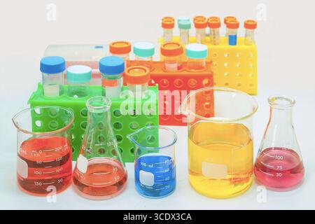 Flacons et béchers contenant des solutions au laboratoire chimique. Banque D'Images