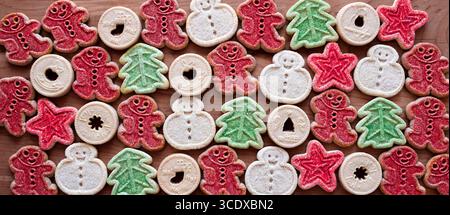 Variété de bannière web flatlay de motif de biscuits de Noël Banque D'Images