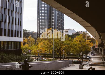 Espagne, Madrid, Espagne. 19 novembre 2023 High car Bridge. Architecture moderne dans une métropole. Développement de plusieurs étages, immeuble de bureaux dans une entreprise di Banque D'Images
