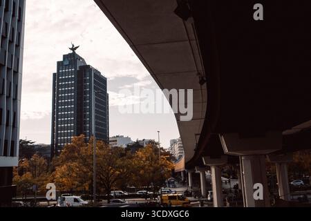 Espagne, Madrid. 19 novembre 2023 la Union y el Fenix Espanol bâtiment, gratte-ciel. Pont pour voitures. Architecture moderne dans le développement multi-étages de métropole Banque D'Images