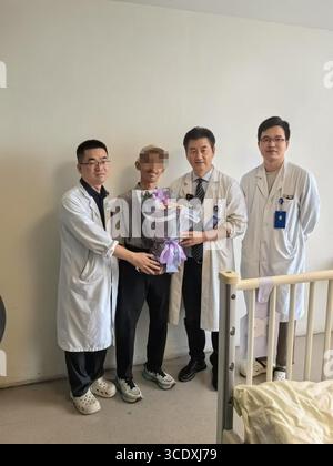 Shanghai, Chine. 7 août 2025. Dalwani (2e l) pose pour une photo de groupe avec Yang Junlin (2e R), chef du service de chirurgie rachidienne de l'hôpital Xin Hua, et d'autres membres de l'équipe de Yang à l'hôpital de Shanghai, dans l'est de la Chine, le 7 août 2025. POUR ALLER AVEC Across China : les chirurgiens chinois ouvrent un nouveau chapitre pour le "Folded Boy" indien crédit : Gong Wen/Xinhua/Alamy Live News Banque D'Images