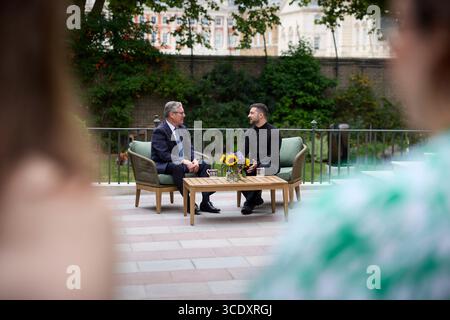 Londres, Royaume-Uni. 14 août 2025. Le premier ministre britannique Sir Keir Starmer, à gauche, rencontre le président ukrainien Volodymyr Zelenskyy, à droite, autour d’un thé dans le jardin du 10 Downing Street, le 14 août 2025 à Londres, Royaume-Uni. Crédit : Pool photo/Bureau de presse présidentiel ukrainien/Alamy Live News Banque D'Images