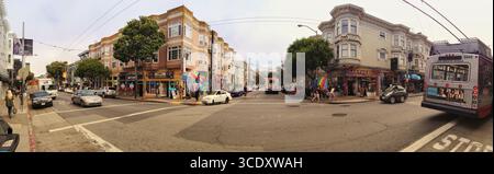 Rues urbaines dans un paysage urbain dynamique avec circulation, boutiques, drapeaux arc-en-ciel et piétons, capturés dans une vue panoramique. Une communauté animée avec c Banque D'Images