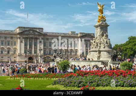 Londres, Angleterre - par une chaude journée d'été, les touristes se rassemblent devant Buckingham Palace dans le centre de Londres. Banque D'Images