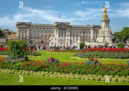 Londres, Angleterre - par une chaude journée d'été, les touristes se rassemblent devant Buckingham Palace dans le centre de Londres. Banque D'Images