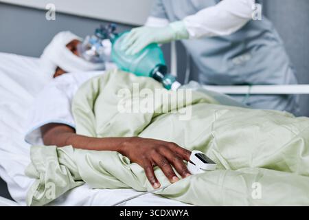 Mise au point sélective sur photo manuelle d'un travailleur médical méconnaissable effectuant une RCP pour un jeune blessé dans un service hospitalier Banque D'Images