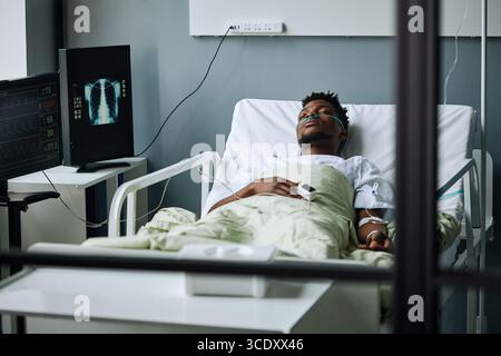 Plan horizontal d'un jeune Afro-américain passant plusieurs jours dans le coma après avoir été grièvement blessé dans un accident Banque D'Images