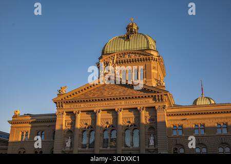 07-08-2025 Berne, Suisse. Bâtiment du Parlement au coucher du soleil, pas de gens Banque D'Images