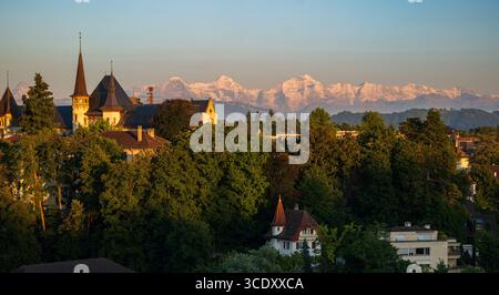 07-08-2025 Berne, Suisse. Vue depuis la célèbre terrasse d'observation Bundesterrasse au coucher du soleil. Lumière ensoleillée du soir d'été, vue téléobjectif de l'ancien à Banque D'Images