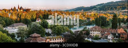 07-08-2025 Berne, Suisse. Vue panoramique depuis la célèbre terrasse d'observation Bundesterrasse au coucher du soleil. Lumière ensoleillée du soir d'été, pas de gens Banque D'Images