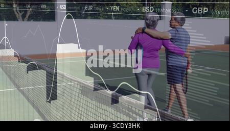 Marche des aînés dans des vêtements de sport tenant des raquettes sur le court de tennis avec recouvrement de devises, espace de copie. Athlétisme, santé, activité, plein air, bien-être, leisu Banque D'Images