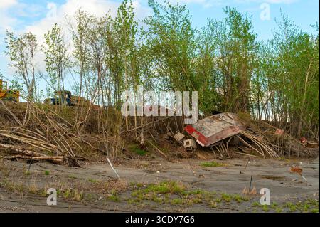Séquelles de l'embâcle printanier sur le fleuve Yukon en 2013 qui a causé une inondation dévastatrice à Galena, Alaska, États-Unis. Banque D'Images
