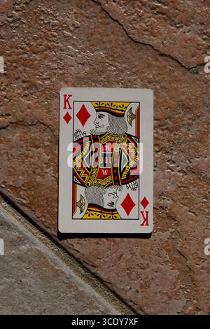 Carte à jouer du roi couché sur le sol Banque D'Images