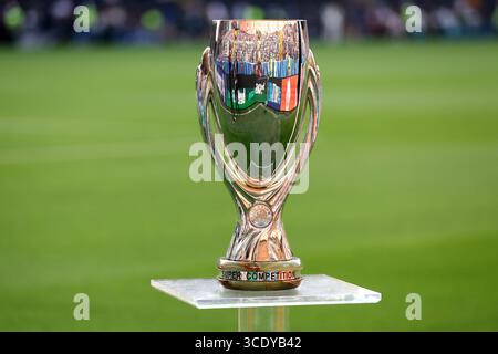 Udine, Italie. 13 août 2025. Le trophée de la Supercoupe de l'UEFA est présenté avant le match de la finale de la Supercoupe de l'UEFA 2025 entre le Paris Saint-Germain FC et le Tottenham Hotspur FC au Stadio Friuli le 13 août 2025 à Udine, en Italie. Crédit : Marco Canoniero/Alamy Live News Banque D'Images