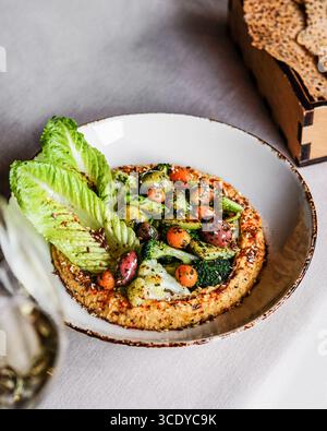 Une assiette de légumes délicieusement vibrante avec du quinoa et un assortiment de légumes verts frais Banque D'Images