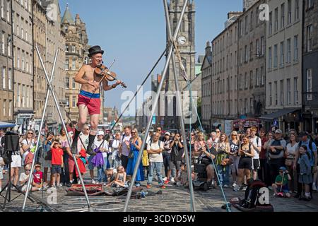 Edinburgh Festival Fringe, Écosse, 13 août 2025. 27 degrés centigrades pour les visiteurs du Royal Mile et Mound regardant les artistes de rue divertissant le public. Crédit : Arch White/Alamy Live news. Banque D'Images