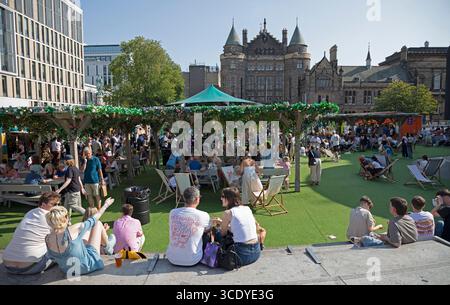 Edinburgh Festival Fringe, Écosse, 13 août 2025. 27 degrés centigrades pour les visiteurs du Royal Mile et Mound regardant les artistes de rue divertissant le public. Crédit : Arch White/Alamy Live news. Banque D'Images