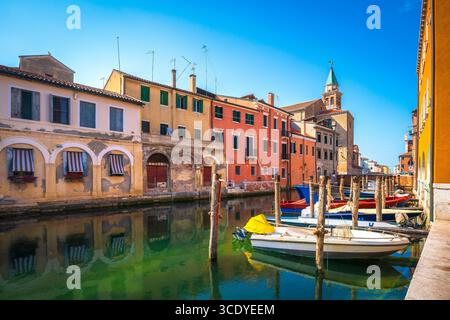 Chioggia ville dans la lagune vénitienne, canal, bateaux et église. Province de Venise, région de Vénétie, Italie, Europe Banque D'Images