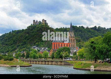Oberwesel situé sur le Rhin avec l'église Liebfrauenkirche au premier plan et le château de Schönburg sur la colline Banque D'Images