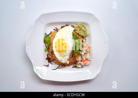 Riz Biriyani fraîchement cuit avec omelette d'oeuf doré sur une assiette blanche. Banque D'Images