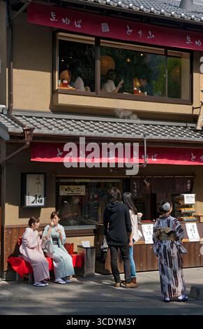 Rue principale d'Arashiyama (嵐山) animée par les touristes visitant de nombreux magasins et restaurants de destination touristique populaire à Kyoto, au Japon. Banque D'Images