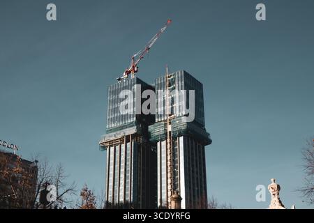 Madrid, Espagne 22 novembre 2023 Torres de Colon. Deux gratte-ciel bâtiments à plusieurs étages, façades recouvertes de treillis de construction de protection. Construction Banque D'Images