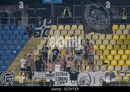 Celje, Slovénie. 14 août 2025. Celje, Slovénie, le 14 août 2025, les fans de Lugano lors de la Ligue des conférences de l'UEFA, troisième tour de qualification, match de 2ème manche entre Celje (Slovénie) et Lugano (Suisse) au Stadion Celje, Celje, Slovénie. (Photo par Igor Kupljenik/Sports Press photo) crédit : SPP Sport Press photo. /Alamy Live News Banque D'Images