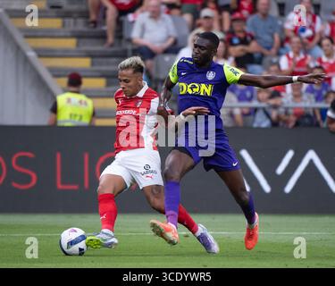 Braga, Braga, Portugal. 14 août 2025. RODRIGO ZALAZAR du SC Braga vu en action lors du match des séries éliminatoires de l'UEFA Europe League 2025/26 entre le SC Braga et le CFR Cluj à l'Estadio Municipal de Braga le 14 août 2025 à Braga, Portugal. (Crédit image : © Miguel Lemos/ZUMA Press Wire) USAGE ÉDITORIAL SEULEMENT ! Non destiné à UN USAGE commercial ! Banque D'Images