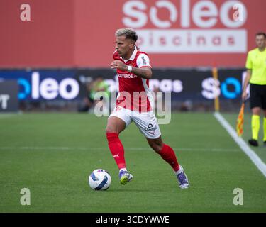 Braga, Braga, Portugal. 14 août 2025. RODRIGO ZALAZAR du SC Braga vu en action lors du match des séries éliminatoires de l'UEFA Europe League 2025/26 entre le SC Braga et le CFR Cluj à l'Estadio Municipal de Braga le 14 août 2025 à Braga, Portugal. (Crédit image : © Miguel Lemos/ZUMA Press Wire) USAGE ÉDITORIAL SEULEMENT ! Non destiné à UN USAGE commercial ! Banque D'Images