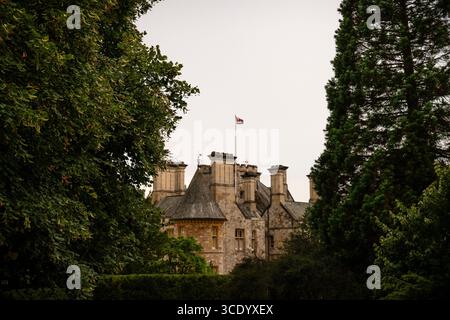 Maison entre les arbres, dans le parc du musée de l'automobile de Beaulieu i Banque D'Images
